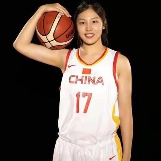 莱万助攻罗贝托再次超出，佩尼亚终场前贡献关键扑救。